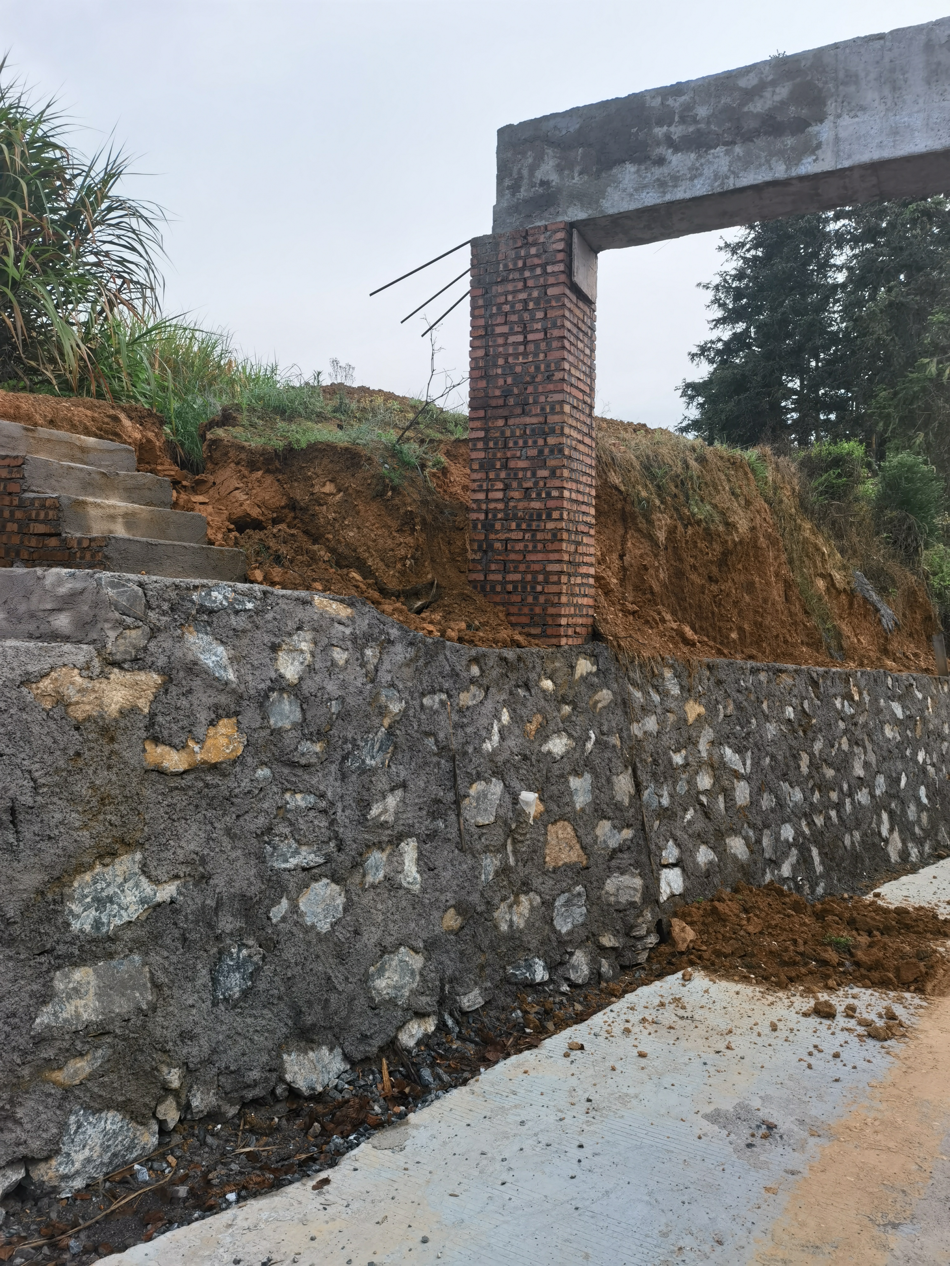 上泉村和东方村交界的新路老路交汇处已完工，却直接损毁了农户下地耕作的原有生产道路，导致农户土地坍塌