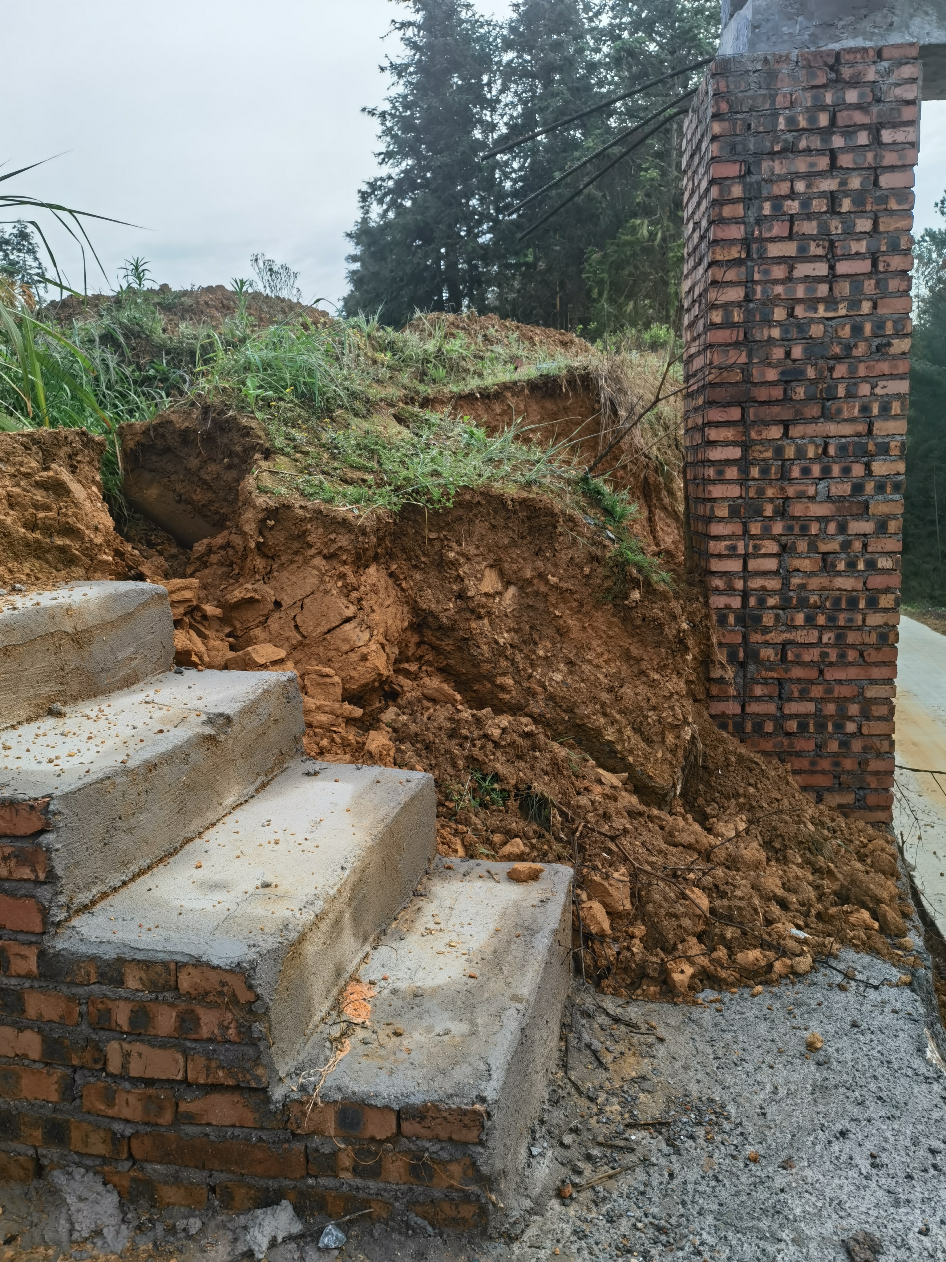 上泉村和东方村交界的新路老路交汇处已完工，却直接损毁了农户下地耕作的原有生产道路，导致农户土地坍塌