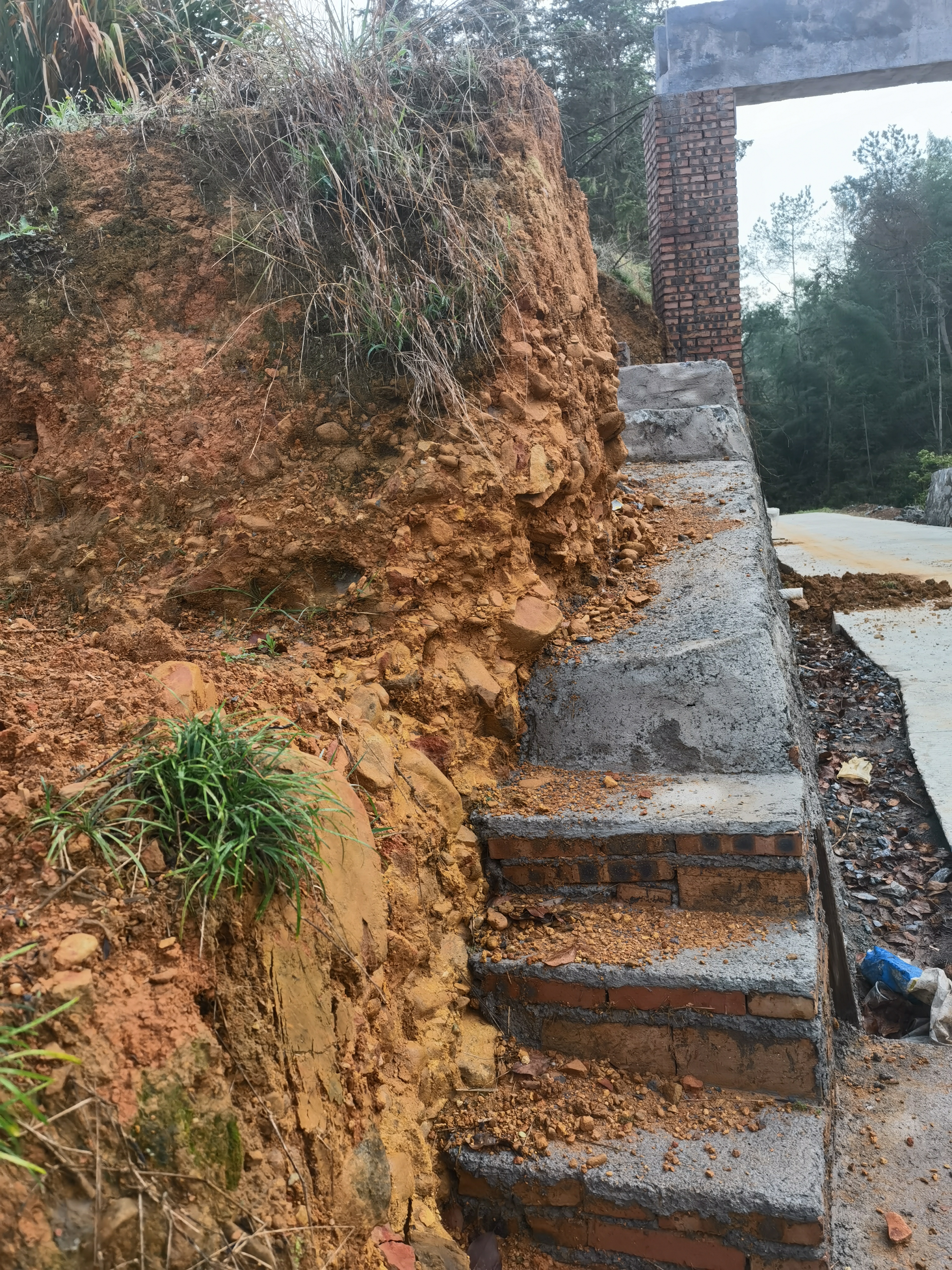 新留的农户下地耕作生产道路太过狭窄，一个人只能侧着过，带农具及挑担无法通过