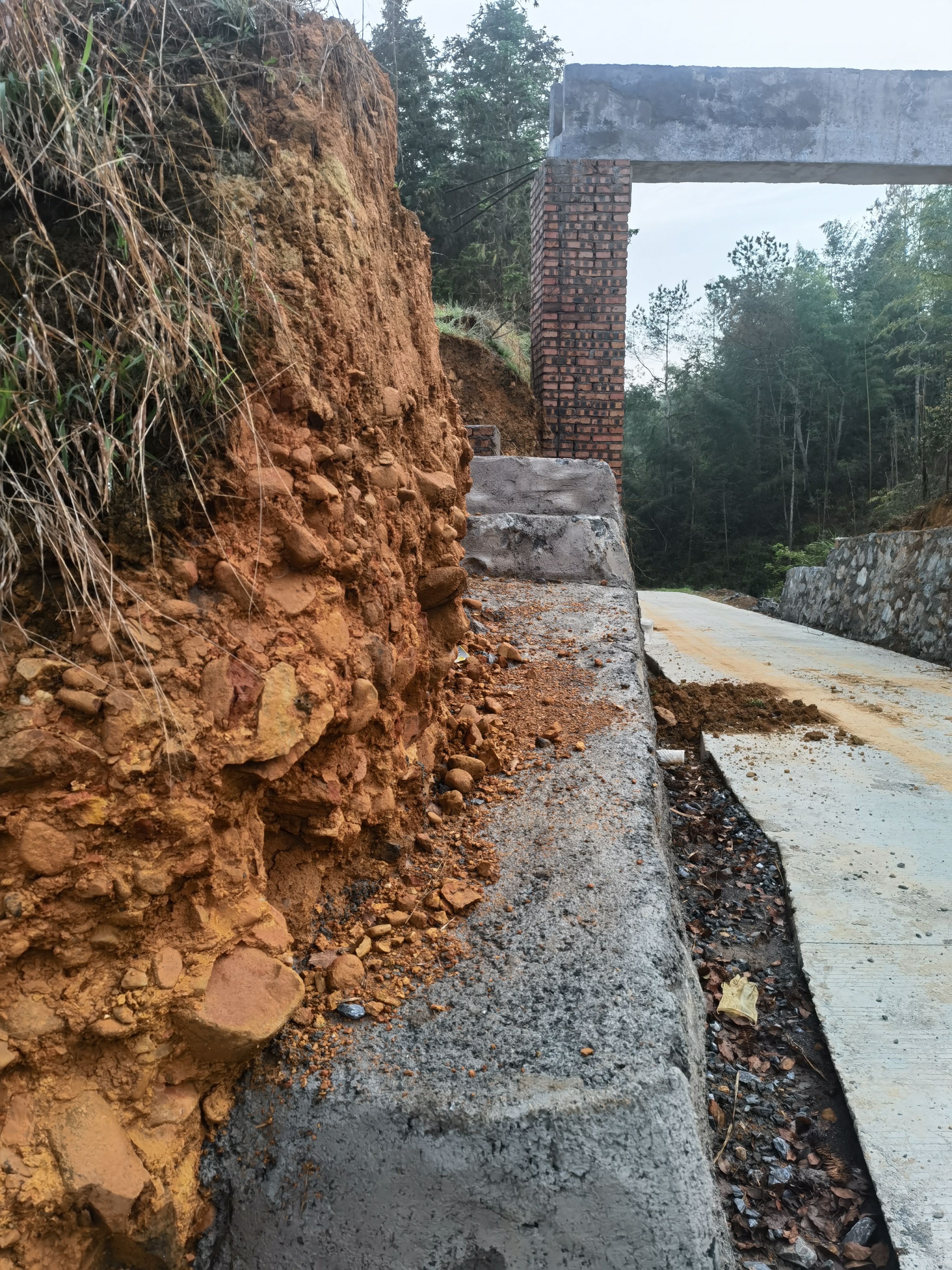 新留的农户下地耕作生产道路太过狭窄，一个人只能侧着过，带农具及挑担无法通过，严重影响农户过路